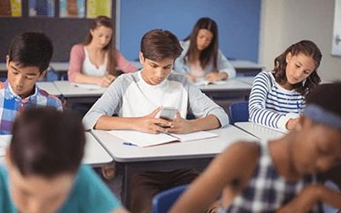 cell-phone-students