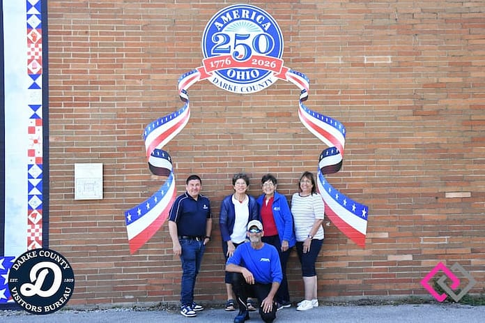 Greenville Mural Committee unveils “selfie station”. (kneeling) Joe Wintrow, (standing L-R) Greg Billing, Eileen Litchfield, Mary Dietrich, Debbie Nisonger. (Gaylen Blosser photo)