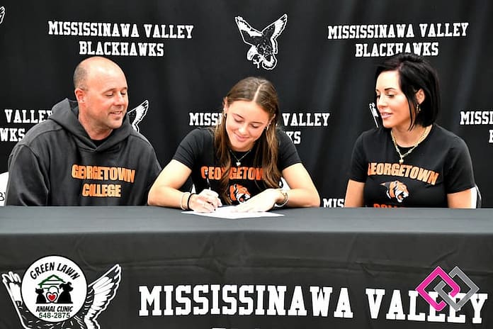 Taylee Woodbury signing (1)
